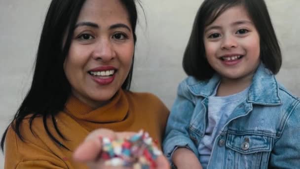Boldog Filippina Anya Lányával Szórakozás Játszik Együtt Szabadban Családi Szerelem — Stock videók