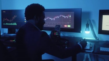 Modern ofiste borsa üzerinde çalışan finans analisti - Fintech konsepti