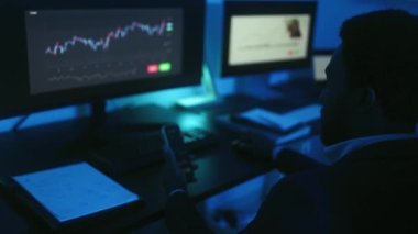 Finansal analist ofiste video görüşmesi yaparken borsada çalışıyor - Fintech konsepti