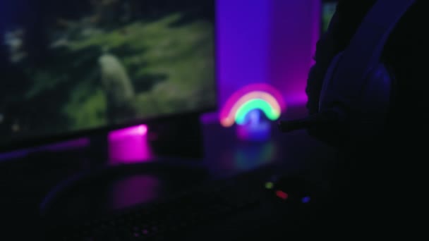 Genç Oyuncu Evde Bilgisayarla Çevrimiçi Video Oyunları Oynarken Eğleniyor Oyun — Stok video