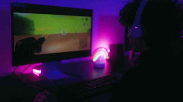 Jonge Gamer Die Plezier Hebben Met Het Spelen Van Online — Stockvideo