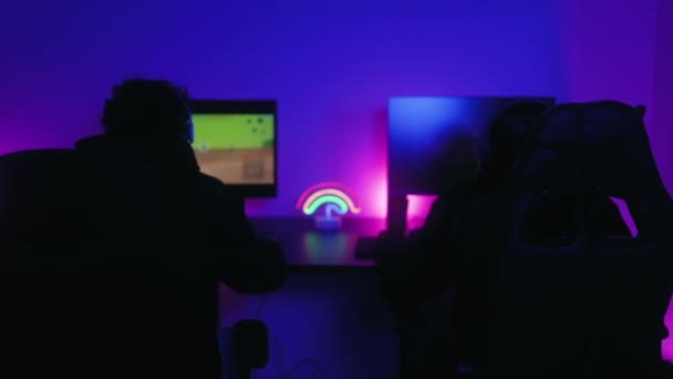 自宅でコンピュータとオンラインビデオゲームをプレイして楽しんでいる若いゲーマー ゲームのエンターテイメントと技術の概念 — ストック動画