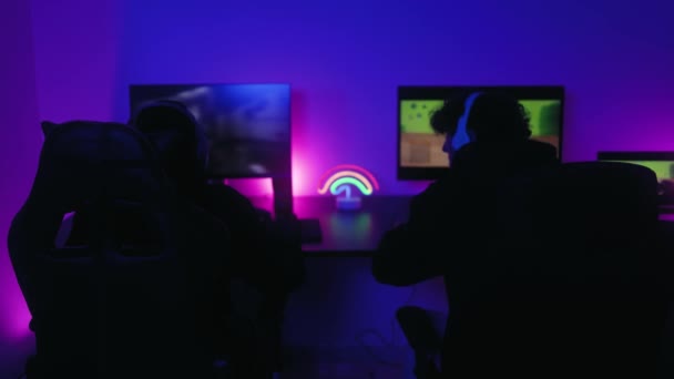 Giovani Giocatori Che Divertono Giocare Videogiochi Online Con Computer Casa — Video Stock