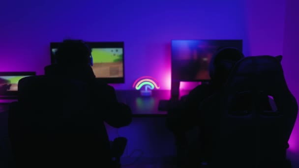 Giovani Giocatori Che Divertono Giocare Videogiochi Online Con Computer Casa — Video Stock