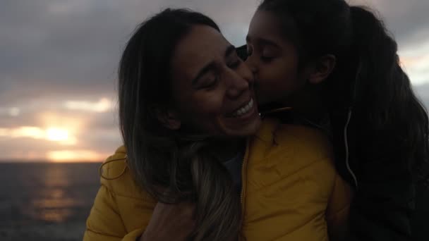 在寒假期间 快乐的拉丁母亲与孩子共度温馨时光 家庭与爱情的概念 — 图库视频影像