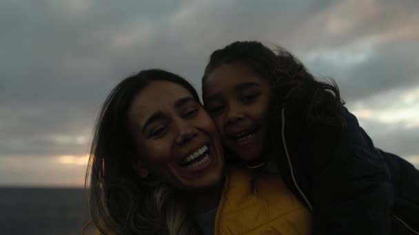 Glückliche Lateinamerikanische Mutter Mit Ihrem Kind Den Winterferien Familien Und — Stockvideo