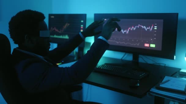 Financial Analyst Working Nft Blockchain Technology Futuristic Virtual Reality Glasses — Wideo stockowe