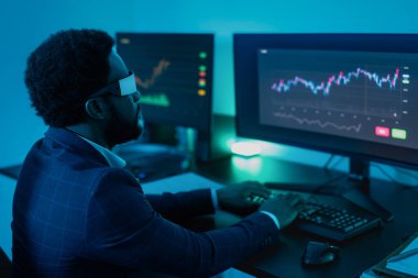 Financial analyst working on NFT blockchain technology with futuristic virtual reality glasses in office - Fintech concept