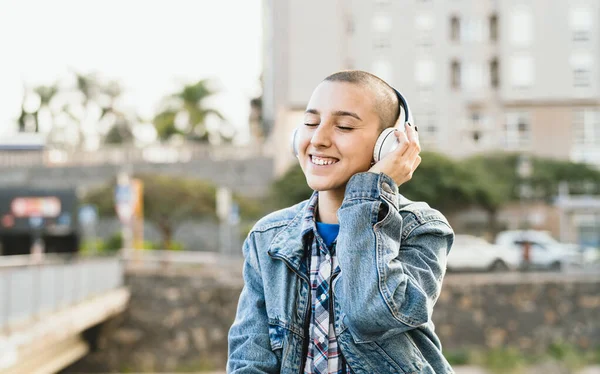 Chica Cabeza Afeitada Escuchando Música Con Auriculares Inalámbricos Calle Ciudad — Foto de Stock