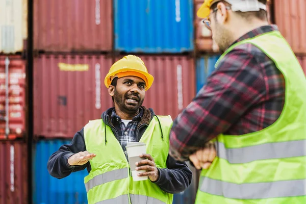 Industriingenjörer Som Arbetar Vid Containerfraktterminalen — Stockfoto