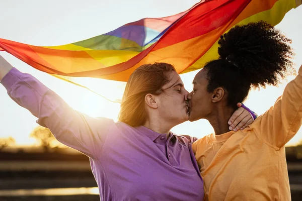 同性恋自豪庆典期间 同性恋情侣一边接吻一边举着彩虹旗 Lgbt与爱情平等理念 — 图库照片