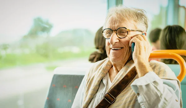Счастливый Пожилой Человек Телефоном Время Поездки Автобусе — стоковое фото