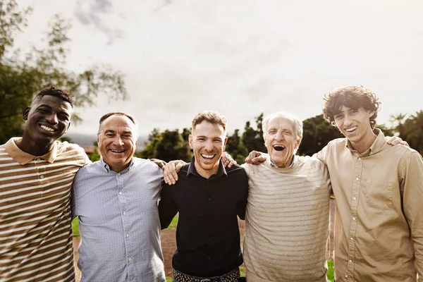 Gelukkige Multigenerationele Groep Mannen Met Verschillende Leeftijden Etniciteiten Die Plezier — Stockfoto