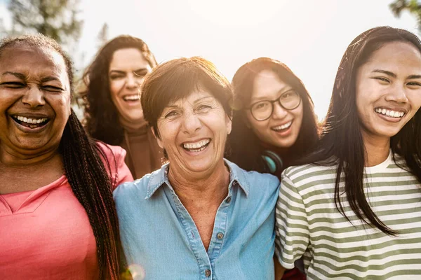 Щасливі Мультигенеративні Жінки Різним Віком Етнічністю Отримують Задоволення Посміхаючись Перед — стокове фото