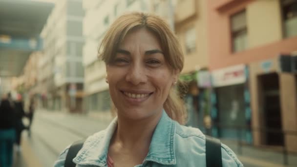 Szczęśliwa Latynoska Uśmiechnięta Przed Kamerą Czekająca Przystanku Tramwajowym Mieście — Wideo stockowe