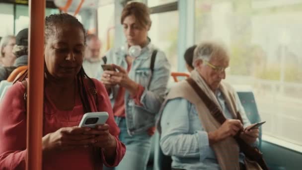 Personas Multiraciales Que Usan Teléfonos Inteligentes Móviles Mientras Viajan Autobús — Vídeo de stock
