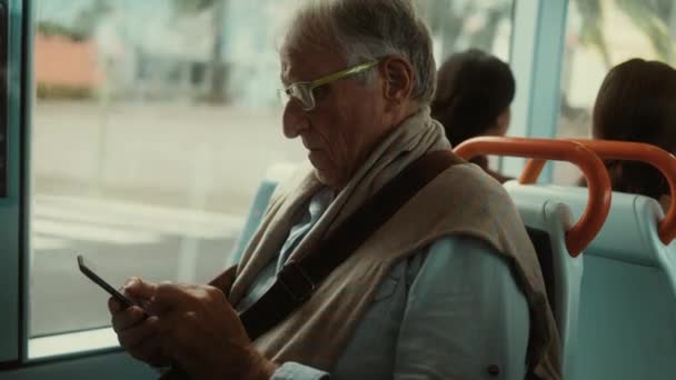 Kamu Otobüsüyle Seyahat Ederken Cep Telefonu Kullanan Kıdemli Bir Adam — Stok video