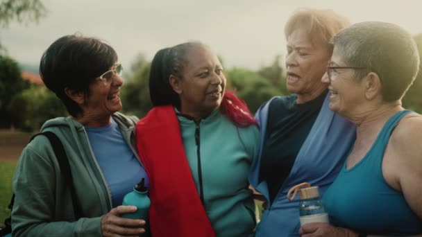 Счастливые Многорасовые Пожилые Женщины Развлекаются После Тренировок Парке — стоковое видео