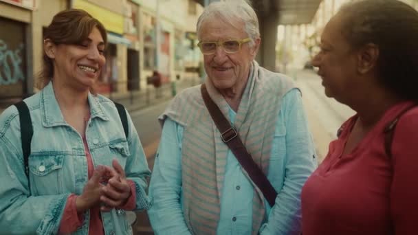 Счастливые Многорасовые Люди Разговаривают Время Ожидания Автовокзале — стоковое видео