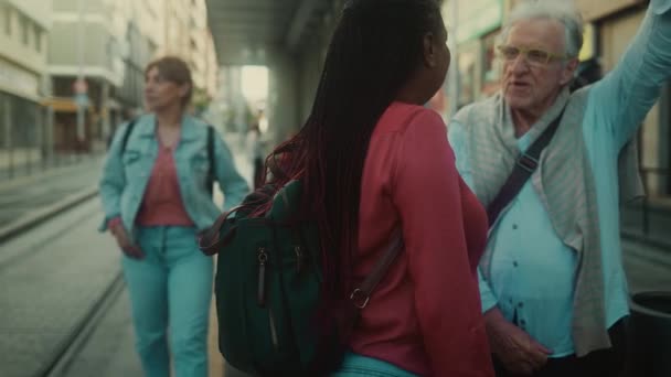 Glad Multiracial Mogna Människor Talar Medan Väntar Spårvagnstationen Staden — Stockvideo