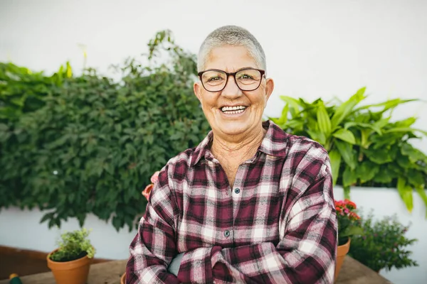 Selamat Berkebun Wanita Senior Rumah Konsep Gaya Hidup Orang Tua — Stok Foto
