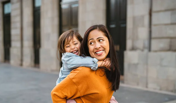 Happy Southeast Asian Mother Her Daughter Having Fun City Center — Stok Foto