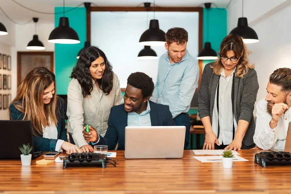 Business Team Van Diverse Mensen Die Samenwerken Binnen Modern Kantoor — Stockfoto