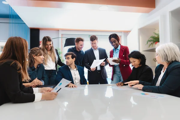 Tim Bisnis Multirasial Bekerja Sama Dalam Ruang Rapat Kantor Modern — Stok Foto