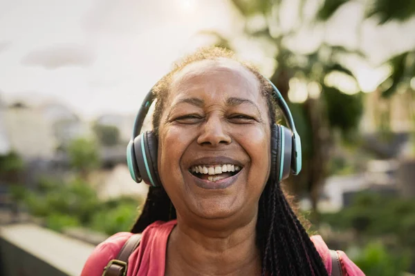 Mujer Mayor Africana Feliz Escuchando Música Con Auriculares Inalámbricos Mientras — Foto de Stock