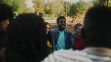 Farklı etnik kökenlere sahip mutlu çok nesilli insanlar halk parkında eğleniyor - çeşitlilik kavramı 