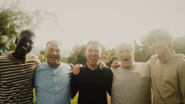 Feliz Grupo Multigeneracional Hombres Con Diferentes Etnias Que Divierten Sonriendo — Vídeo de stock