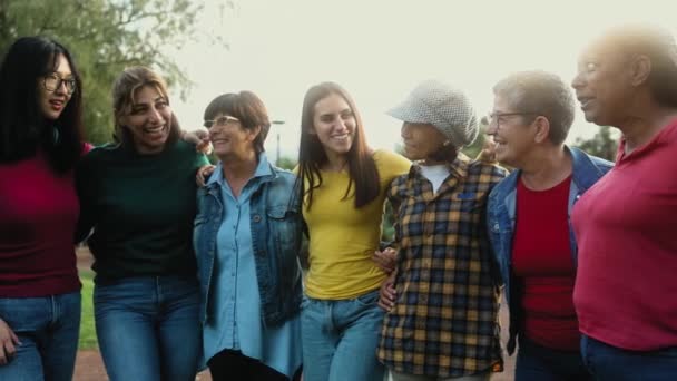 公園で楽しんでいる異なる民族を持つ女性の幸せな多世代グループ 女性のエンパワーメントの概念 — ストック動画