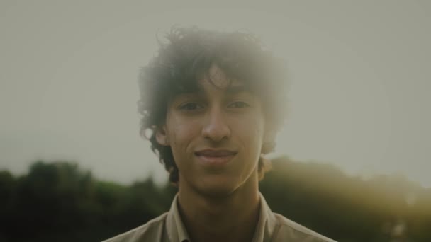 Ευτυχισμένος Έφηβος Χαμογελά Μπροστά Από Την Κάμερα — Αρχείο Βίντεο