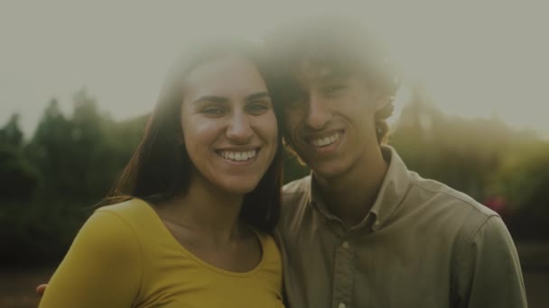 Boldog Fiatal Pár Amelynek Egy Romantikus Pillanat Csók Közben Naplemente — Stock videók