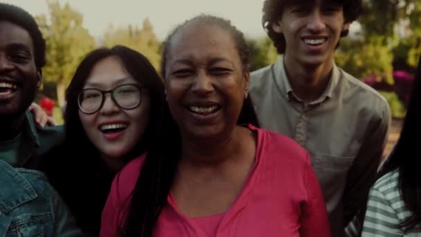Happy Multigenerasi Orang Orang Dengan Etnis Yang Berbeda Bersenang Senang — Stok Video