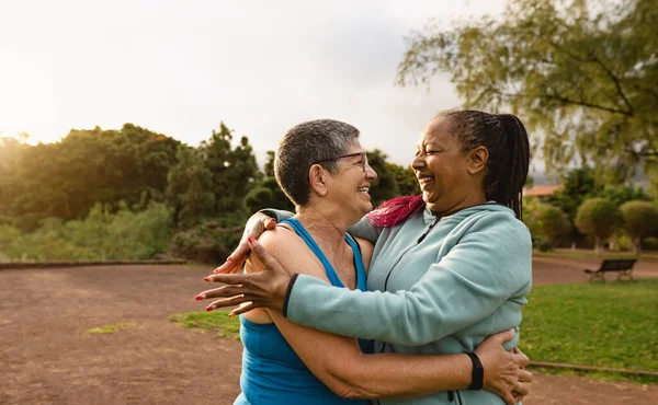 Gelukkige Multiraciale Oudere Vrouwen Hebben Plezier Het Sporten Activiteiten Een — Stockfoto