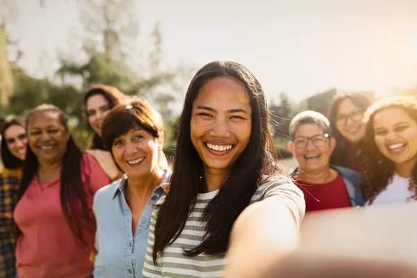 Χαρούμενη Ομάδα Γενεών Γυναικών Διαφορετικές Εθνικότητες Που Διασκεδάζουν Βγάζοντας Selfie — Φωτογραφία Αρχείου