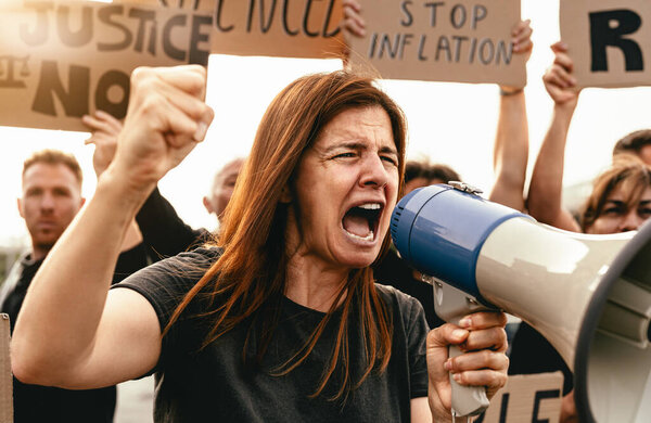 Люди протестуют против финансового кризиса и глобальной инфляции - Концепция активизма экономической справедливости