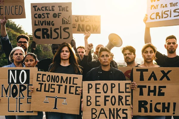 Демонстрация Многорасовых Активистов Протестующих Против Финансового Кризиса Глобальной Инфляции Концепция — стоковое фото