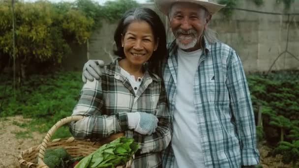 Felices Agricultores Asiáticos Mayores Sonriendo Cámara Mientras Trabajan Tierras Agrícolas — Vídeo de stock