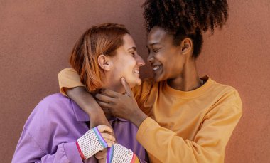 Lezbiyen çift dışarıda hassas anlar yaşıyor - Lgbt ve aşk ilişkisi kavramı