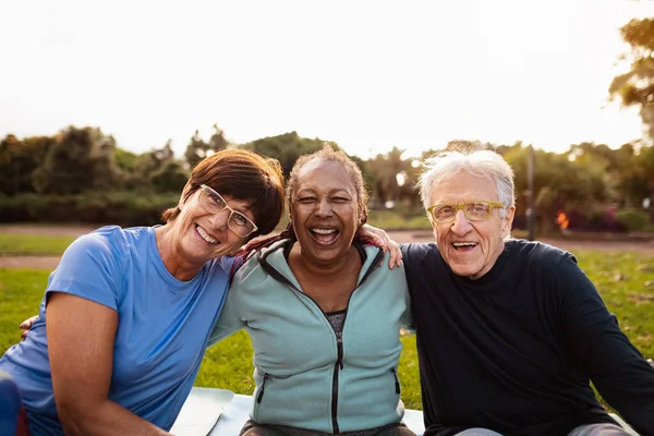 Gelukkige Multiraciale Senioren Die Plezier Hebben Met Lachen Naar Camera — Stockfoto