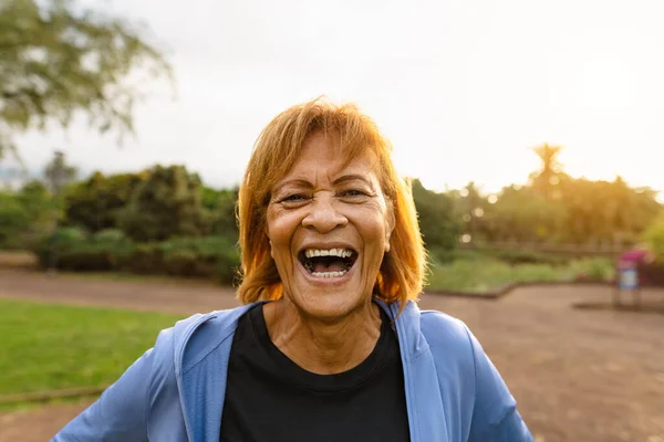 Wanita Latin Yang Bahagia Tersenyum Depan Kamera Setelah Berlatih Aktivitas — Stok Foto