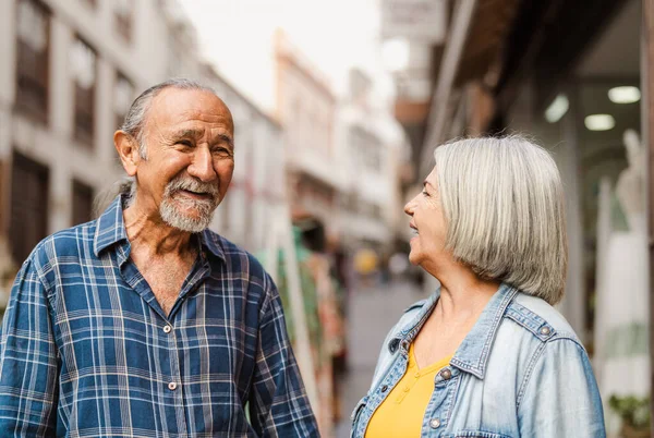 Pasangan Senior Yang Bahagia Bersenang Senang Kota Orang Tua Dan — Stok Foto