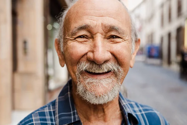 Potret Pria Senior Yang Bahagia Tersenyum Depan Kamera Konsep Gaya — Stok Foto