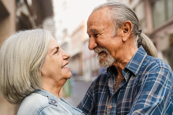 Szczęśliwa Para Seniorów Delikatnych Momentach Mieście Starsi Ludzie Koncepcja Relacji — Zdjęcie stockowe