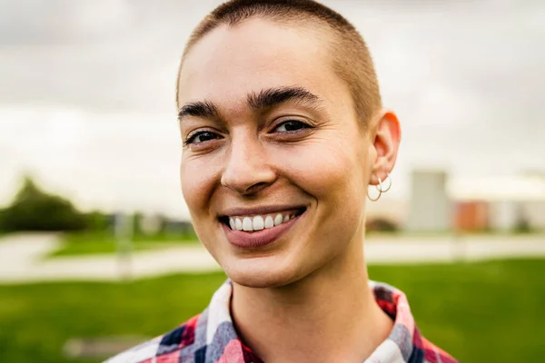 Wanita Muda Yang Bahagia Dengan Kepala Gundul Berpose Dan Tersenyum — Stok Foto
