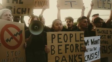 Finansal kriz ve küresel enflasyonu protesto eden çok ırklı aktivistlerin gösterisi - Ekonomik adalet aktivizmi kavramı