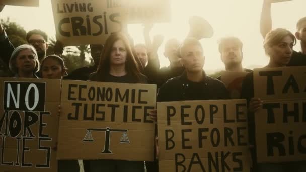 多种族人民抗议金融危机和全球通货膨胀 经济正义激进主义概念 — 图库视频影像