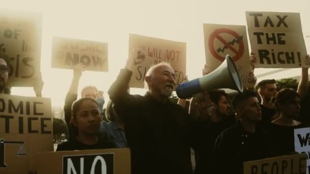 多种族活动分子抗议金融危机和全球通货膨胀的示威 经济正义激进主义概念 — 图库视频影像